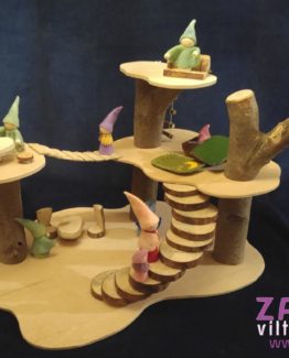 Houten speelhuisje met touwbrug