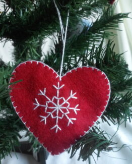 Wolvilten kerstdecoratie hart met sneeuwvlok
