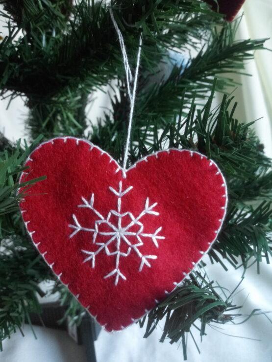 Wolvilten kerstdecoratie hart met sneeuwvlok