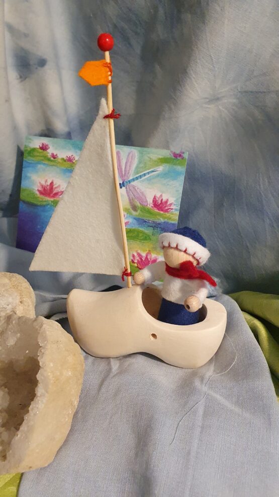Bootje varen in een klomp