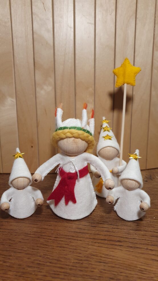 Sint Lucia met 3 lichtbrengertjes