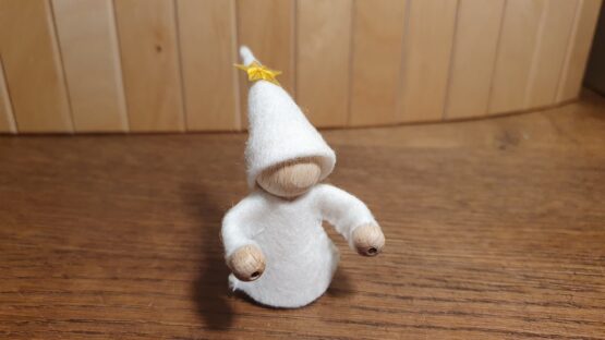 Kleine lichtbrenger gemaakt van een houten pegdoll van 5cm. en wolvilt