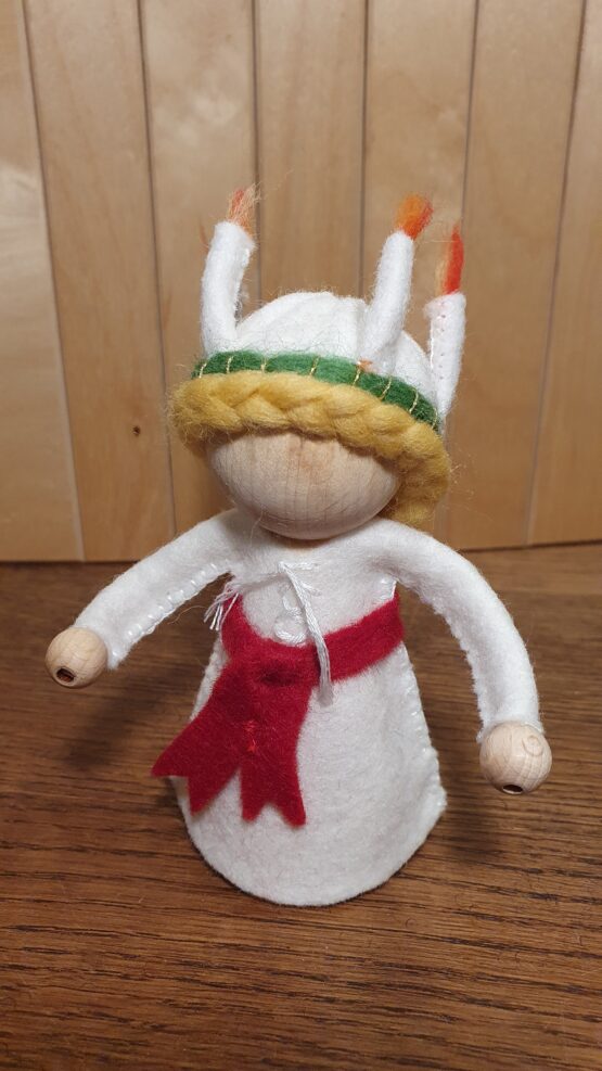 Sint Lucia gemaakt van een houten pegdoll van 10cm en wolvilt